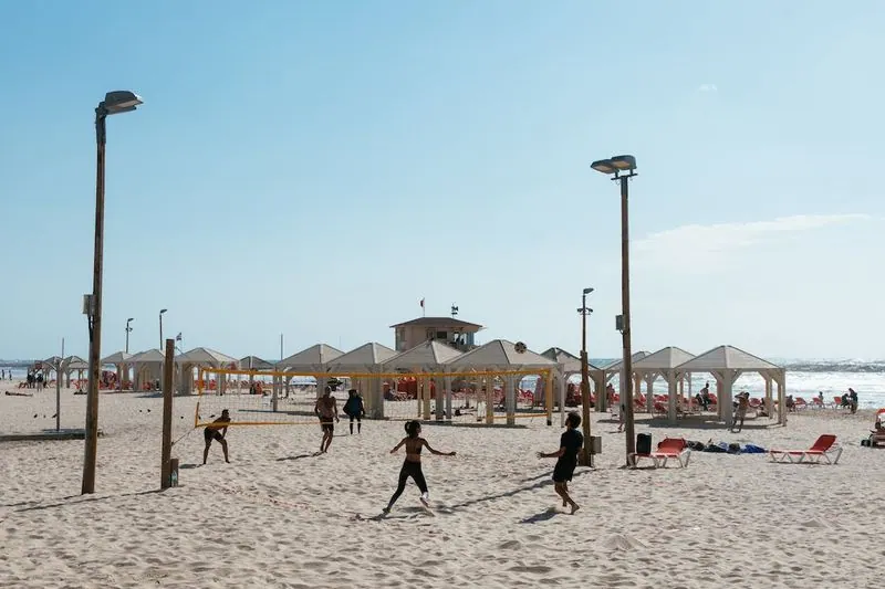 The Benefits of Indoor vs. Beach Volleyball